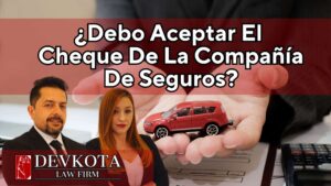 ¿Debo Aceptar El Cheque De La Aseguradora Después De Un Accidente De Auto?